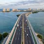 La Secretaría de Infraestructura, Comunicaciones y Transportes informó que el Puente Vehicular Nichupté avanzó 92% y conectará Cancún con la zona hotelera mediante 11.2 km de vía sobre la laguna, beneficiando a 1.3 millones de habitantes y más de 20 millones de turistas