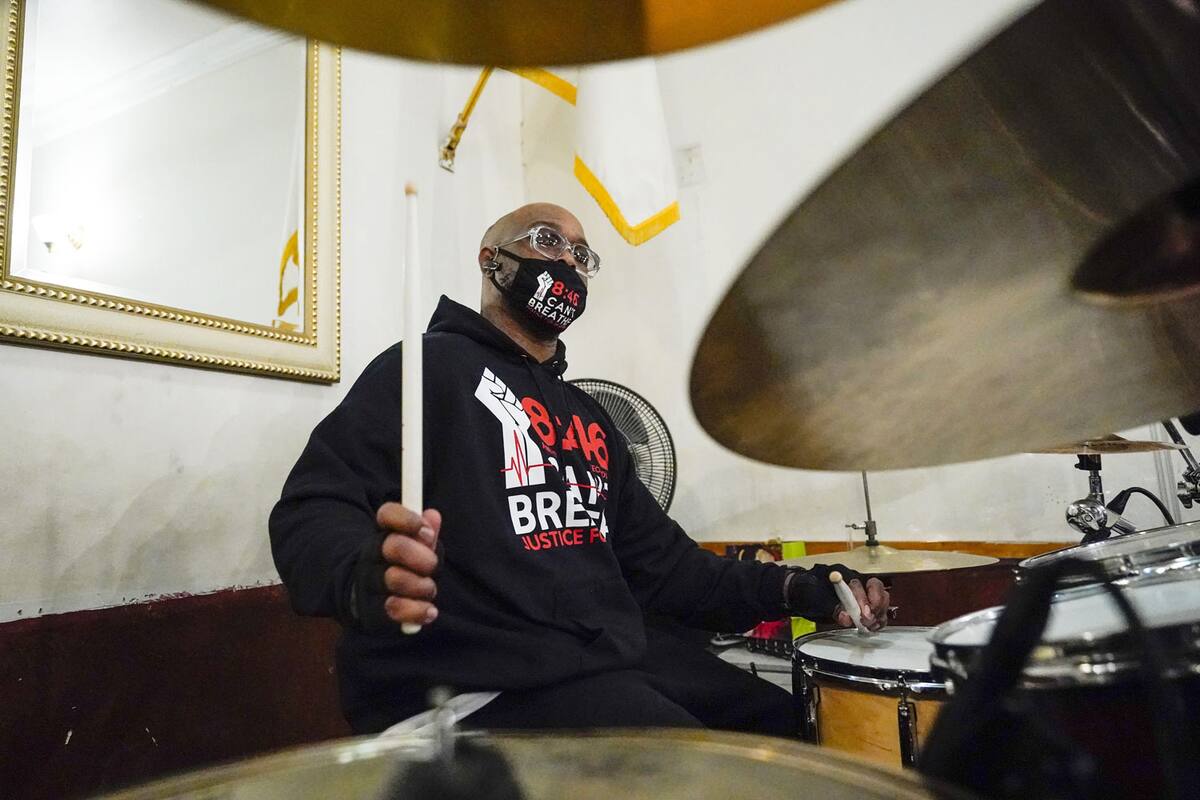 Se suma hermano de George Floyd a álbum de protesta