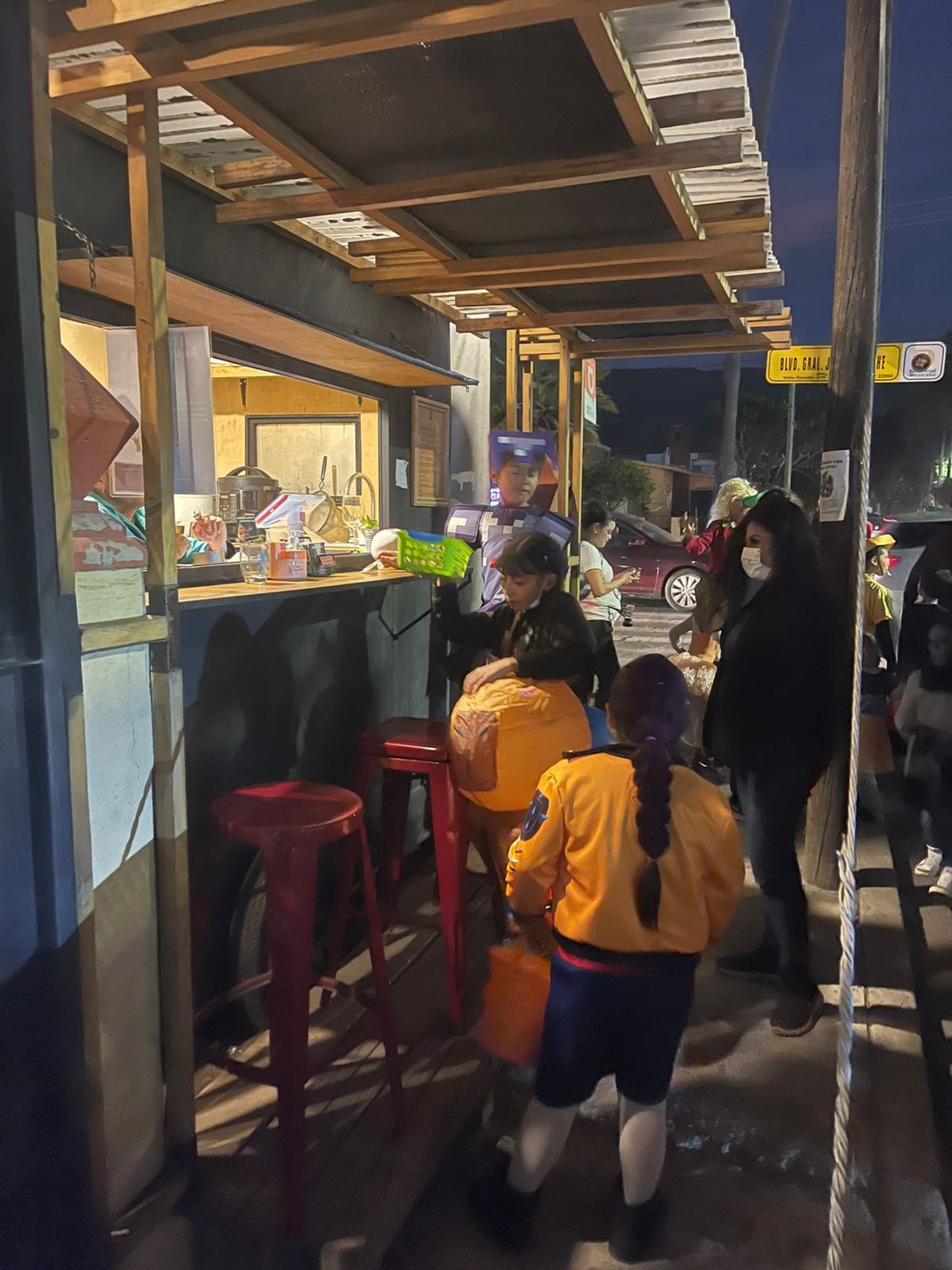 Pequeños llenaron de disfraces, risas y colorido las calles de la ciudad, desfilando acompañados de sus familias para celebrar una de las noches más esperadas del año. Foto: Alejandro Zepeda