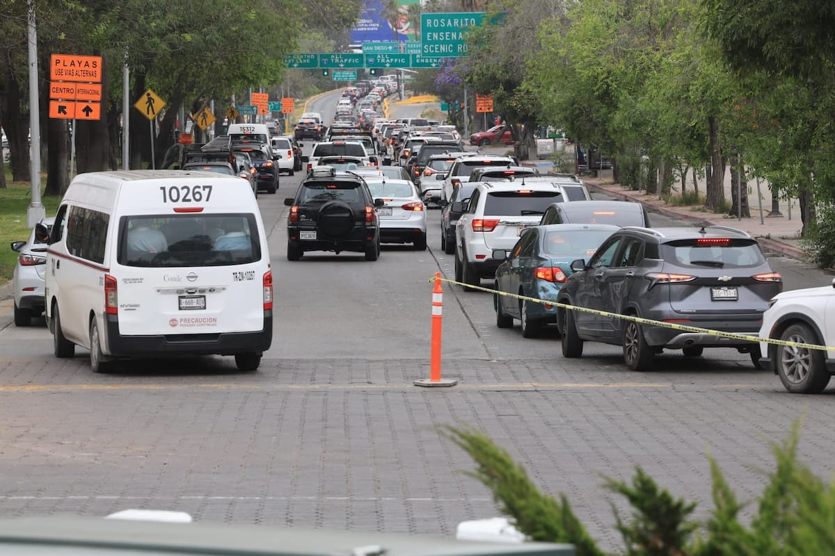 El aumento de cruces hacia Estados Unidos provocó congestionamiento severo en vialidades clave de Tijuana desde primeras horas del día. Foto: Sergio Ortiz