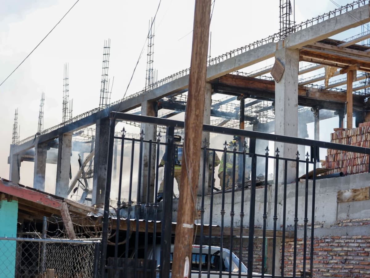 El fuego consumió una casa de dos pisos y fue controlado por Bomberos antes de alcanzar una vivienda aledaña. Foto: Johnny Morales