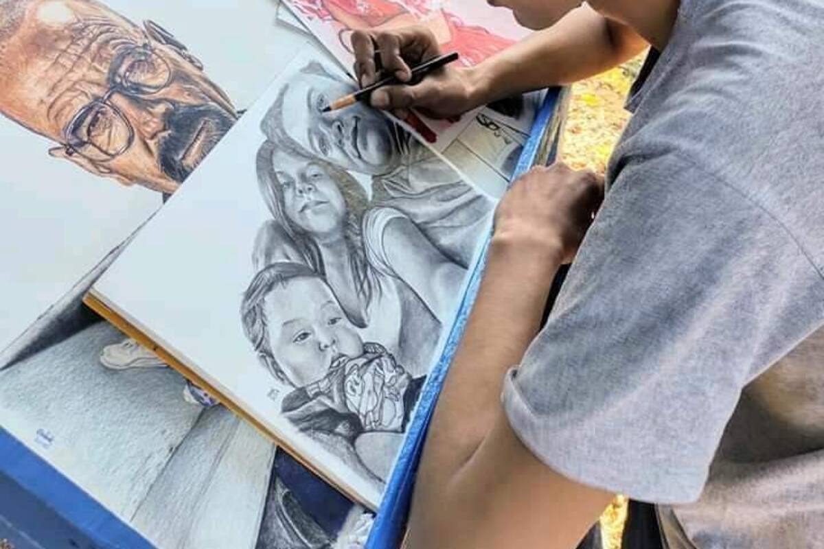 Vende dibujos y ayuda a pagar gastos en su casa