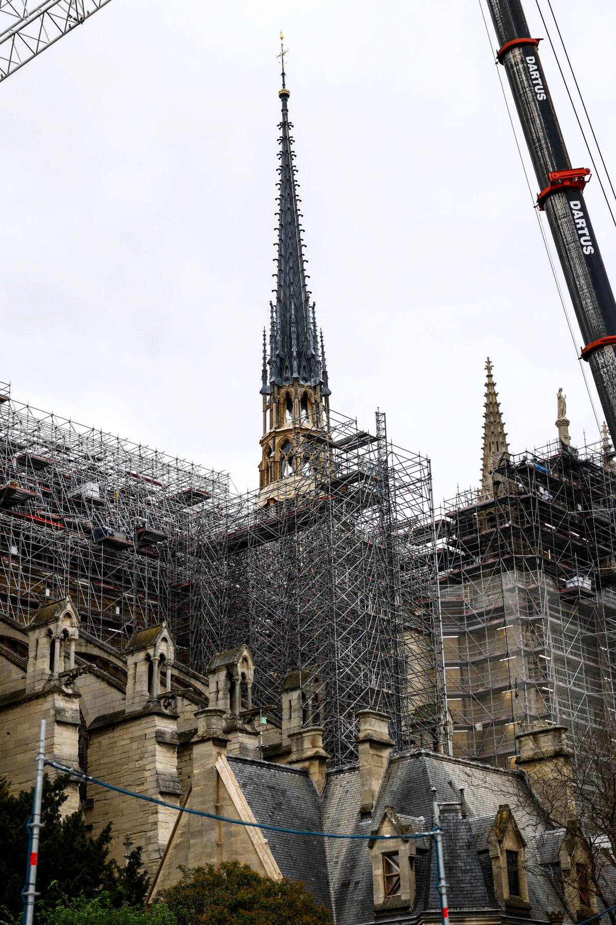 Paris (France), 15/04/2024.- The new spire of Notre-Dame Cathedral, in Paris, France, 15 April 2024. Five years on since the collapse of the Notre-Dame cathedral's spire in a devastating fire on 15 April 2019, its reopening is scheduled for December 2024, according to Philippe Jost, president of the public body overseeing its reconstruction. (Francia) EFE/EPA/MOHAMMED BADRA