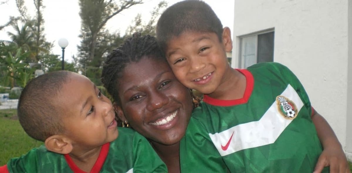 Elijah con su hermano y su mamá en 2006.