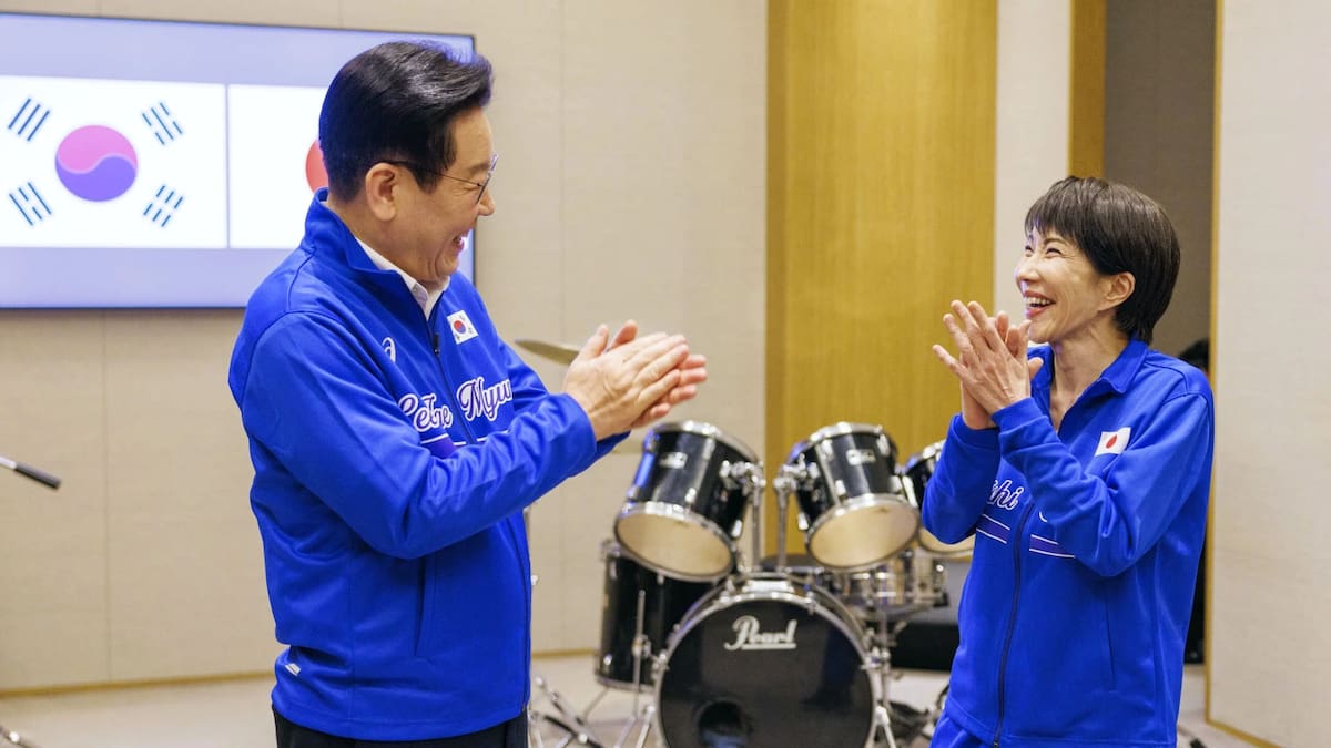 Diplomacia a ritmo de batería y K-pop: líderes de Japón y Corea del Sur tocan juntos durante cumbre bilateral y envían un mensaje de acercamiento político