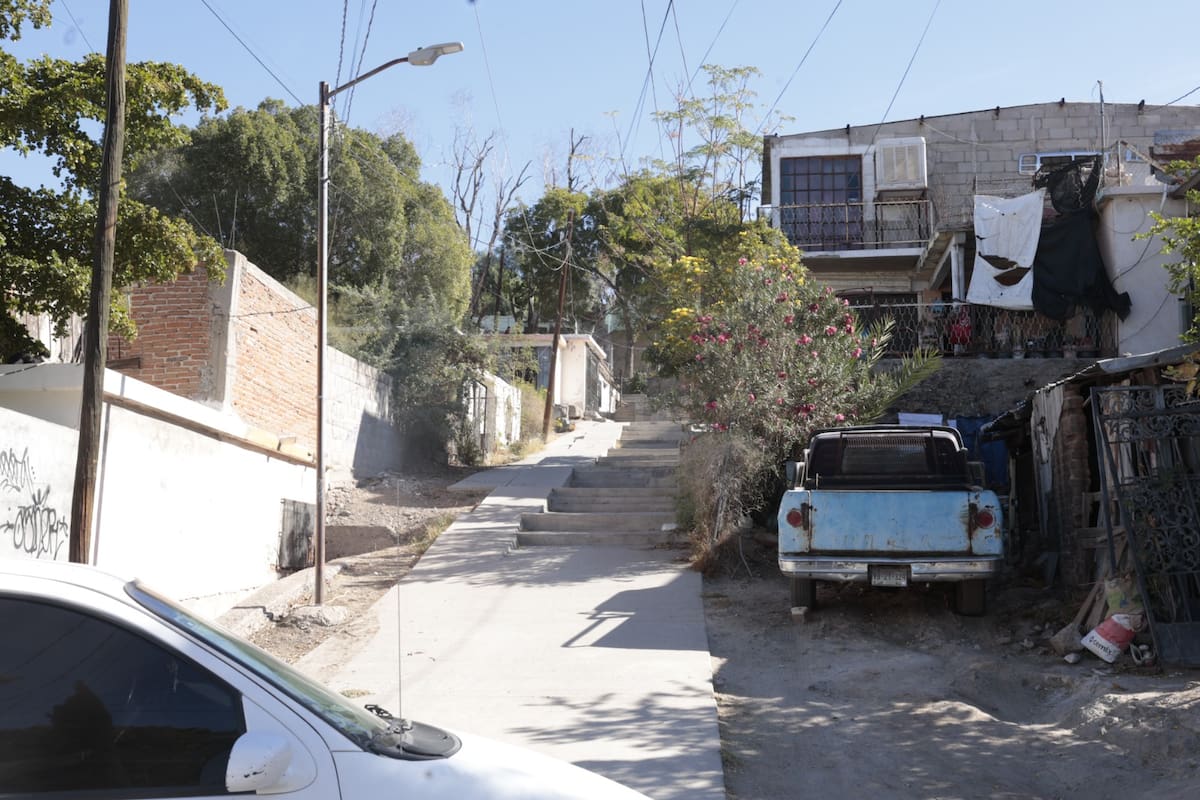 Los vecinos aseguran que la Policía Municipal de Hermosillo sí acude a los reportes, pero los portadores de las armas blancas son menores de edad que son protegidos por sus padres. FOTO: TEODORO BORBÓN