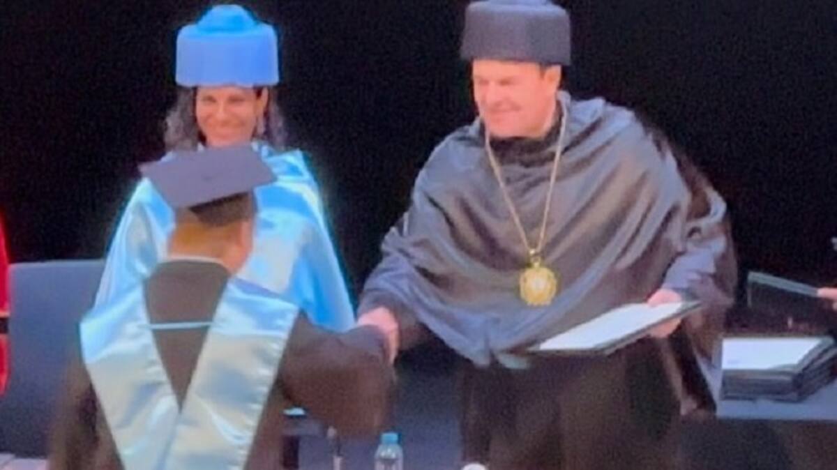 Leticia Calderón compartió orgullosa la ceremonia de graduación de su hijo Luciano.