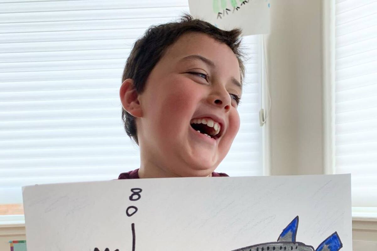 Niño vende sus dibujos para salvar animales