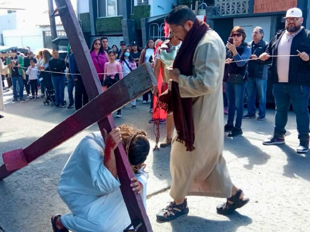La escenificación de la crucifixión se realiza en el exterior del santuario, en la Plaza Bicentenario, donde se estima una asistencia aproximada de mil personas.