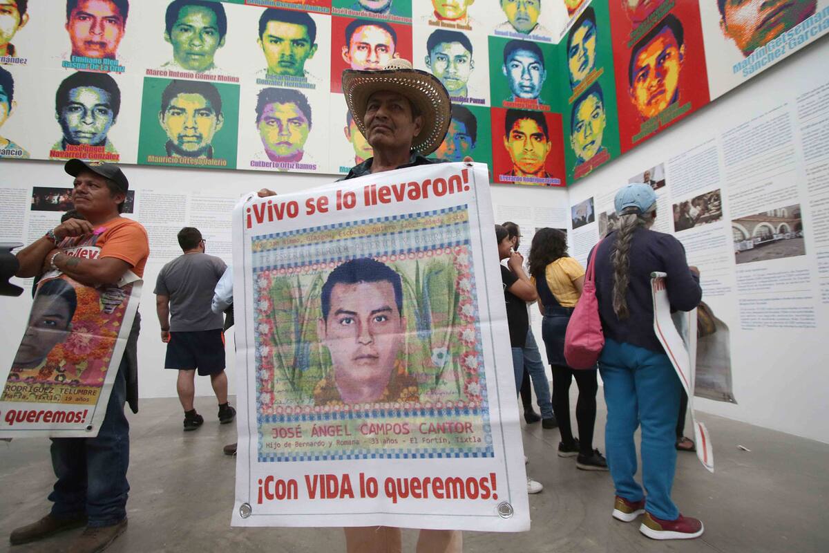 Padres de normalistas visitan muestra de Ai Weiwei