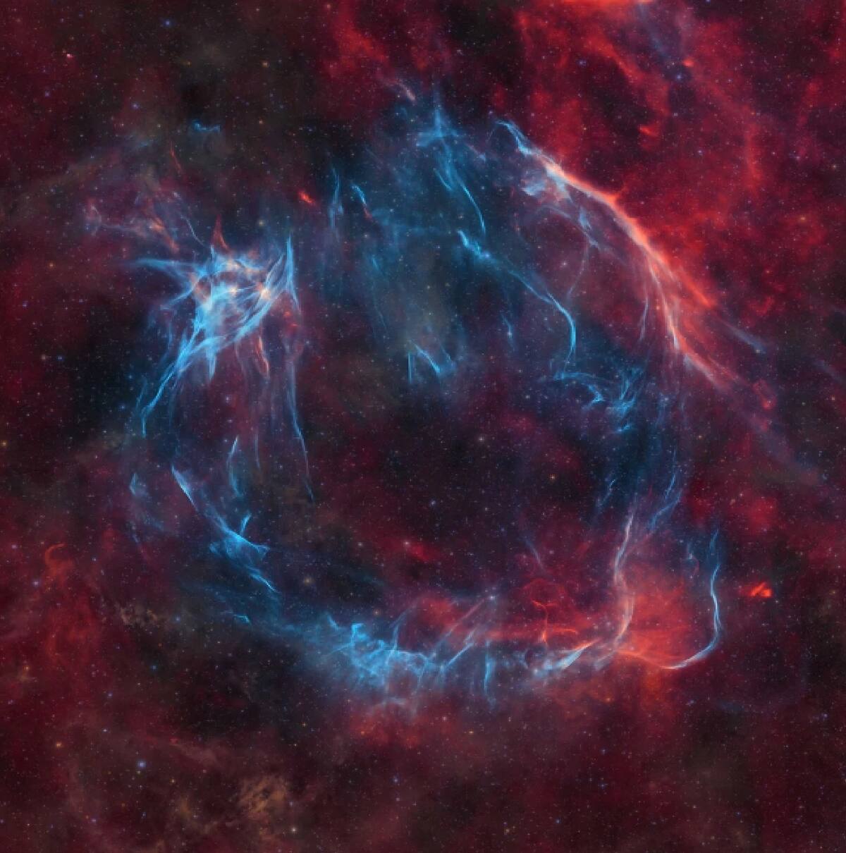 Marcel Drechsler, Bray Falls, Yann Sainty, Nicolas Martino, Richard Galli (de Alemania, EE. UU., Francia, Francia y Francia) colaboraron en esta imagen, que comprende 3.559 fotogramas de 260 horas de exposición tomadas por telescopios en tres continentes, que ganó la categoría de Estrellas y Nebulosas.