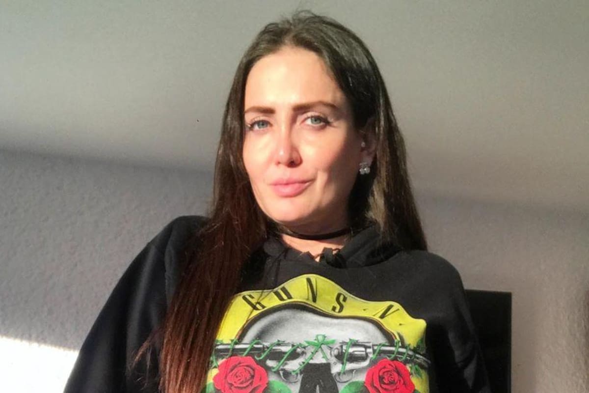 Celia Lora impacta con seductora blusa escotada