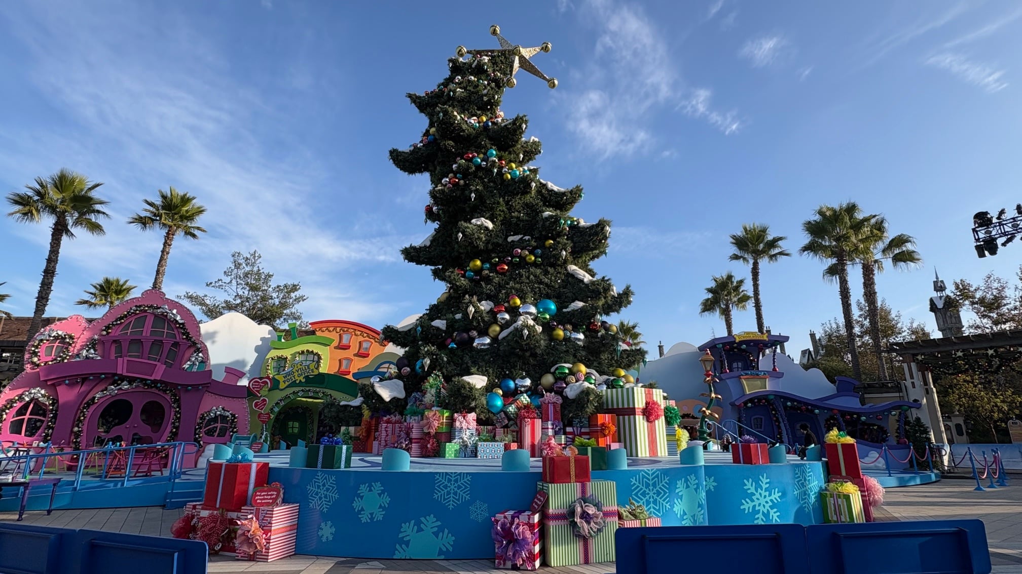 Los visitantes quedaran deslumbrados al entrar a Universal Plaza, artículos exclusivos, y con la presencia del Grinch. Foto: Ana Gomez