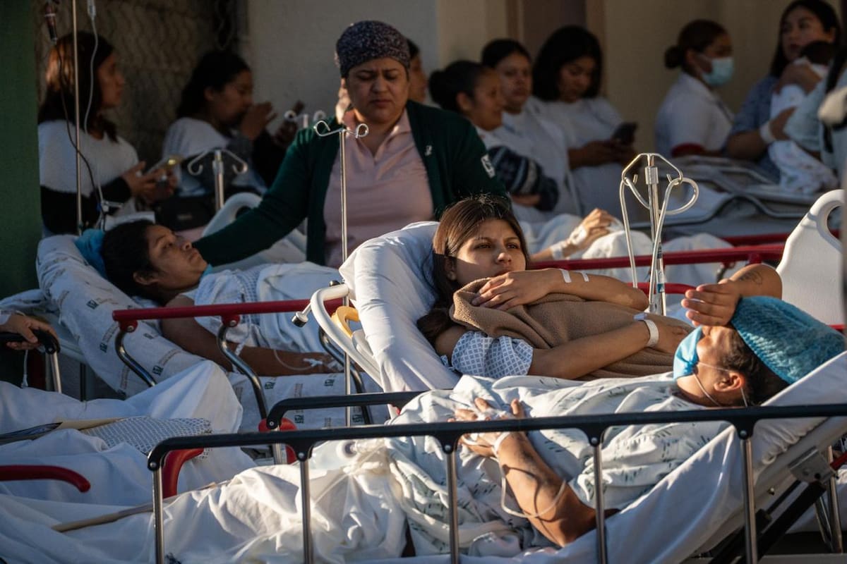 El fuego inició en el área de motores de aire acondicionado y generó la evacuación de personal, pacientes y visitantes. Foto: Border Zoom