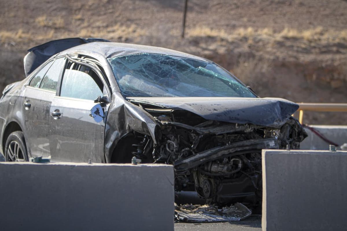 Un conductor perdió la vida al impactarse contra un muro de contención en la carretera libre Tijuana-Tecate, a la altura del Puente Valle San Pedro. Las autoridades mantienen abierta la investigación para esclarecer el accidente. Foto: Border Zoom.