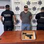 Se le “cayó el arma frente a los policías” y terminó detenido