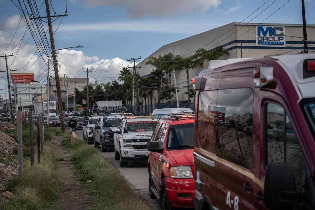 Elementos del Cuerpo de Bomberos realizaron la recuperación del cuerpo sin vida de un hombre entre árboles y abundante maleza, en la colonia Las Américas. Foto: Border Zoom