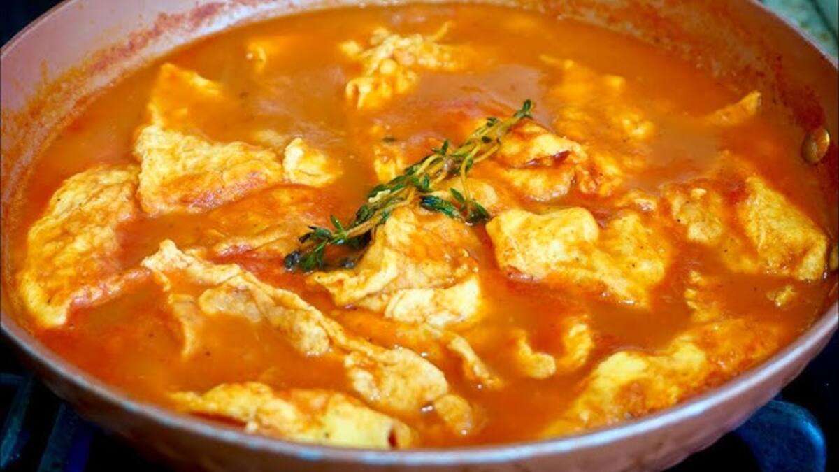 TORTITAS BAÑADAS EN CHILE COLORADO.  Se separan las yemas del huevo para batir a punto de turrón, se agrega cebolla picada y cilantro. Se fríen y pasan por el chile colorado. Puede acompañarlas con arroz y frijol.
