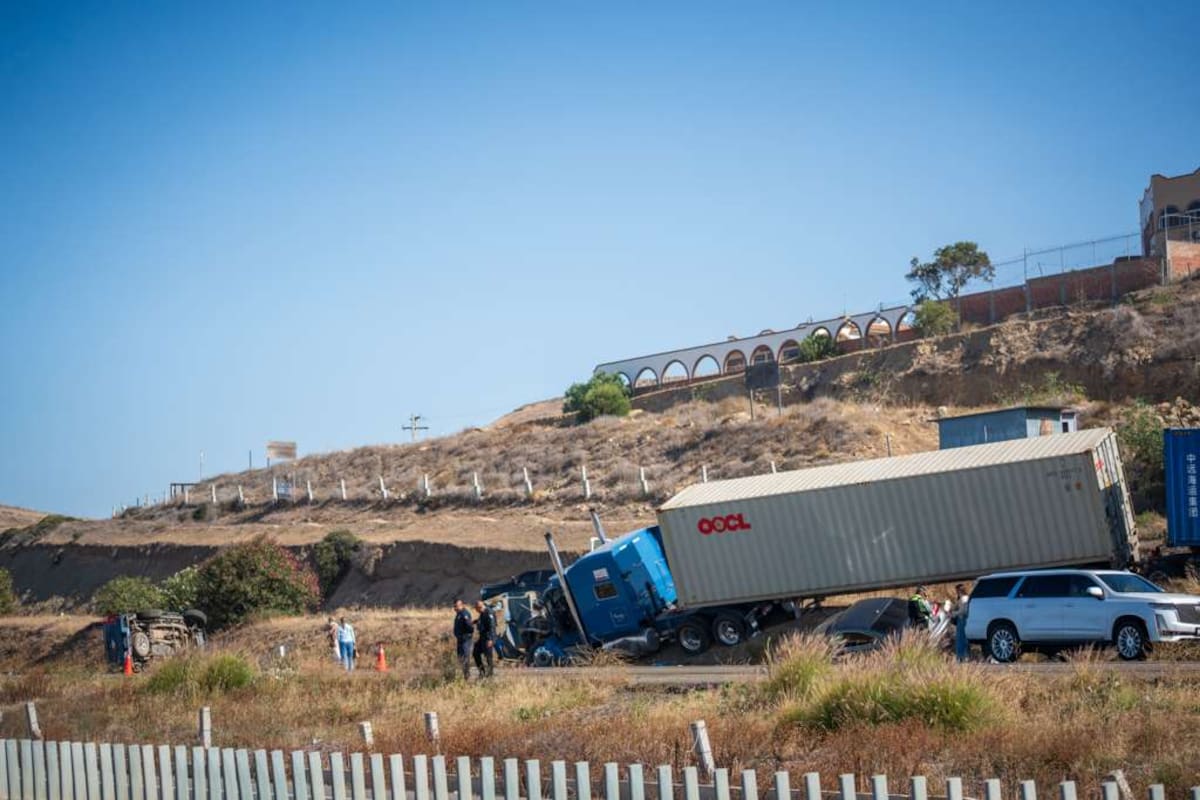 Un accidente entre un tractocamión y al menos dos vehículos particulares dejó una persona fallecida la mañana de este miércoles sobre la carretera Escénica Rosarito-Ensenada. Foto: Border Zoom