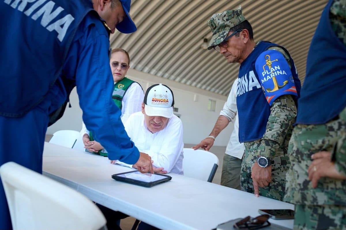 Durante el recorrido, Alfonso Durazo estuvo acompañado por personal de la Marina, institución que participa en la atención a las comunidades damnificadas por “Polo”.