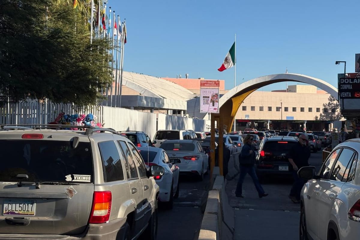 Abarrotan garitas, tardan hasta 2 horas para cruzar a EEUU