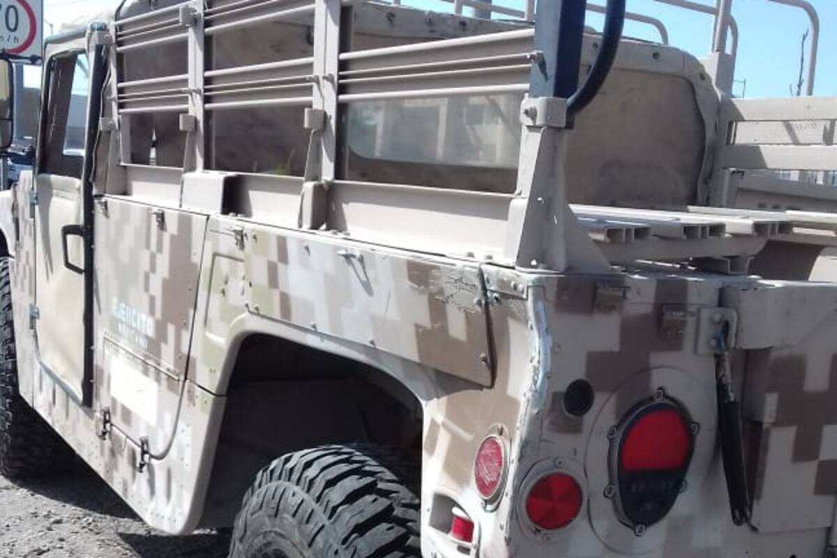 Choca vehículo militar con camión de pasajeros