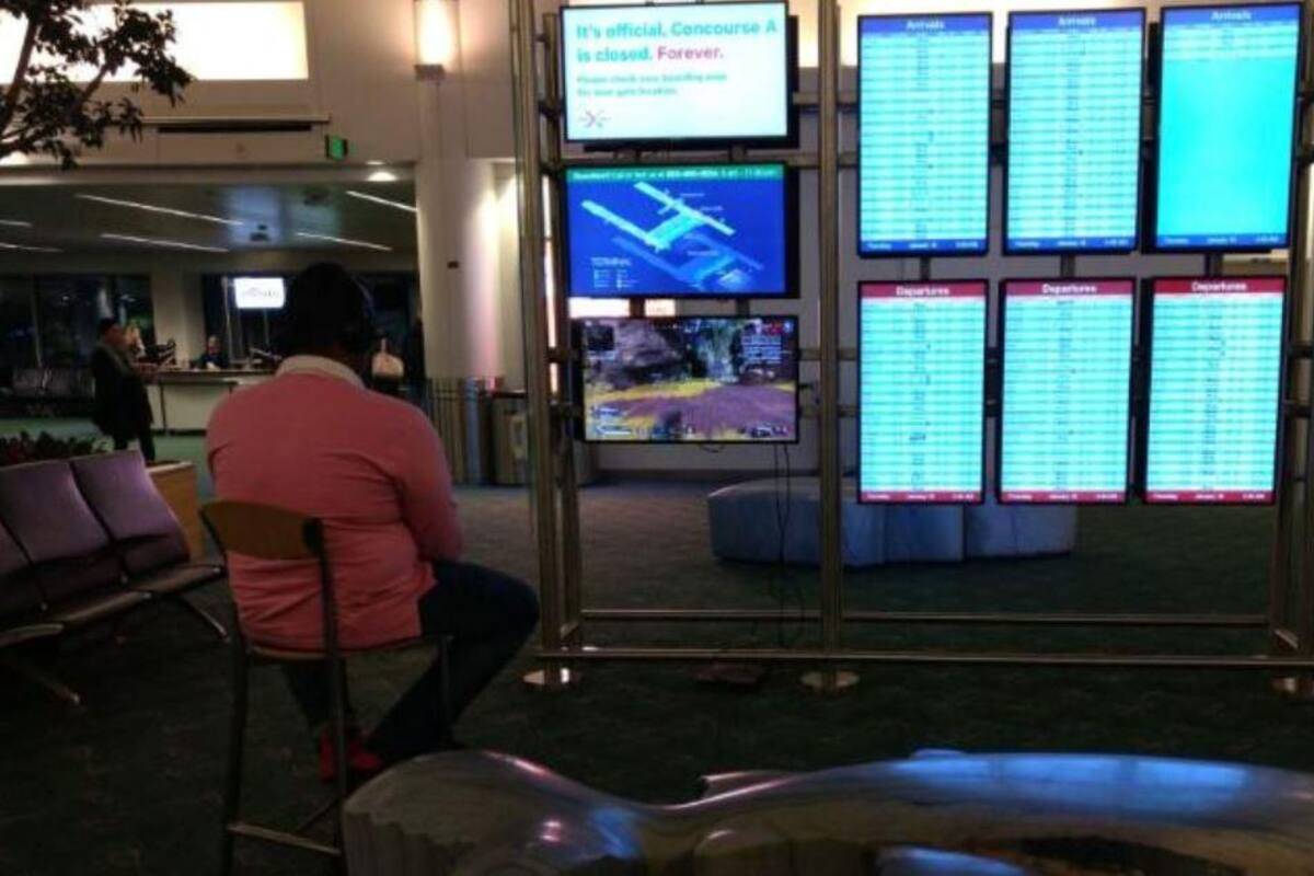 ¡Game over! Usa pantallas de aeropuerto para jugar videojuego; oficiales lo detienen