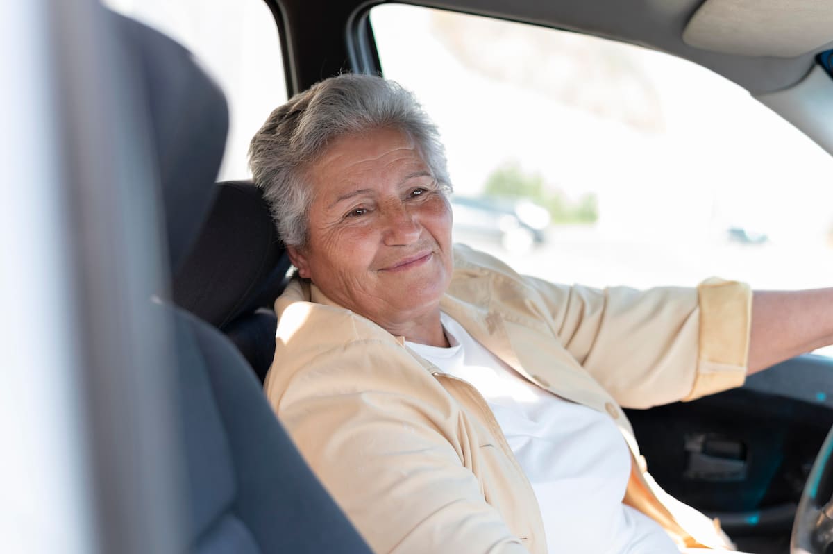 La elección de un vehículo para adultos mayores de 60 años requiere priorizar aspectos ergonómicos, de visibilidad y de facilidad operativa sobre la potencia o el diseño. | Magnific