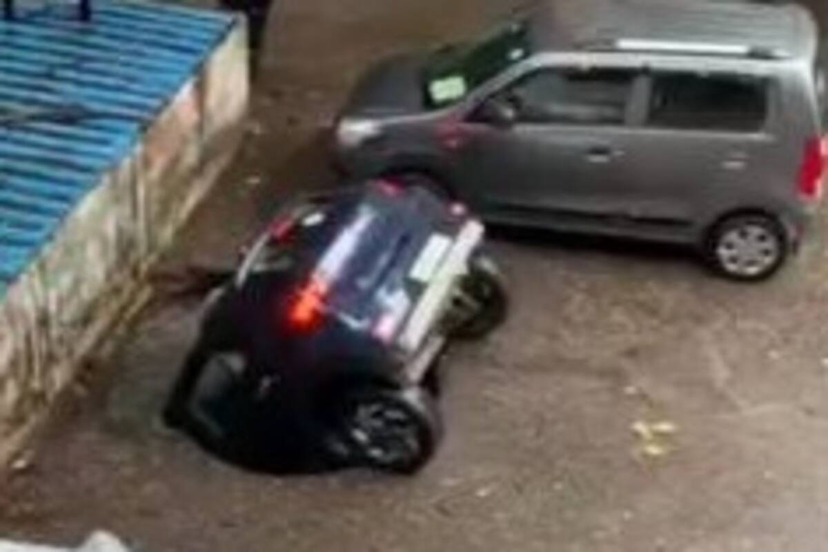 Carro desaparece en un estacionamiento
