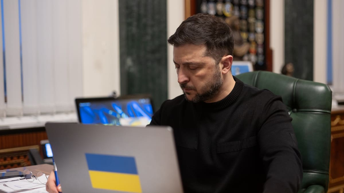 Zelensky llega a Londres a reunirse con el primer ministro británico y la OTAN en medio de tensiones por sanciones a Rusia y la guerra con Irán