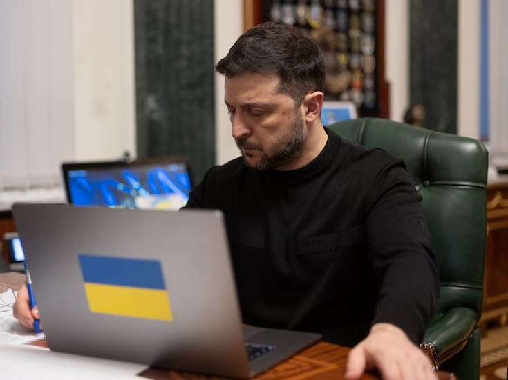 Zelensky llega a Londres a reunirse con el primer ministro británico y la OTAN en medio de tensiones por sanciones a Rusia y la guerra con Irán