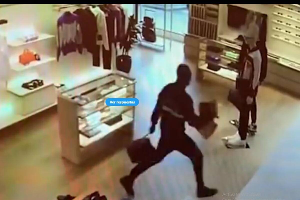 Ladrón choca contra al vidrio al momento de huir