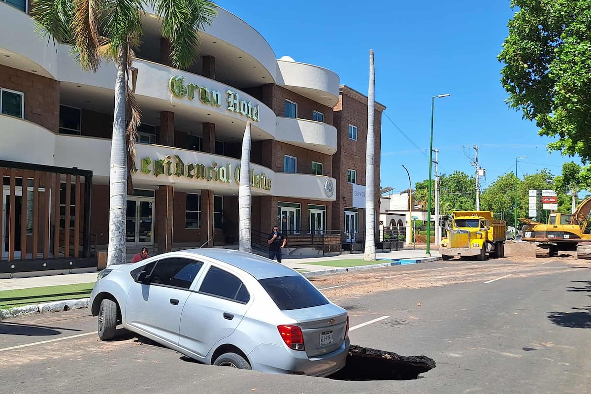 Cae vehículo en socavón de la calle Náinari en CO