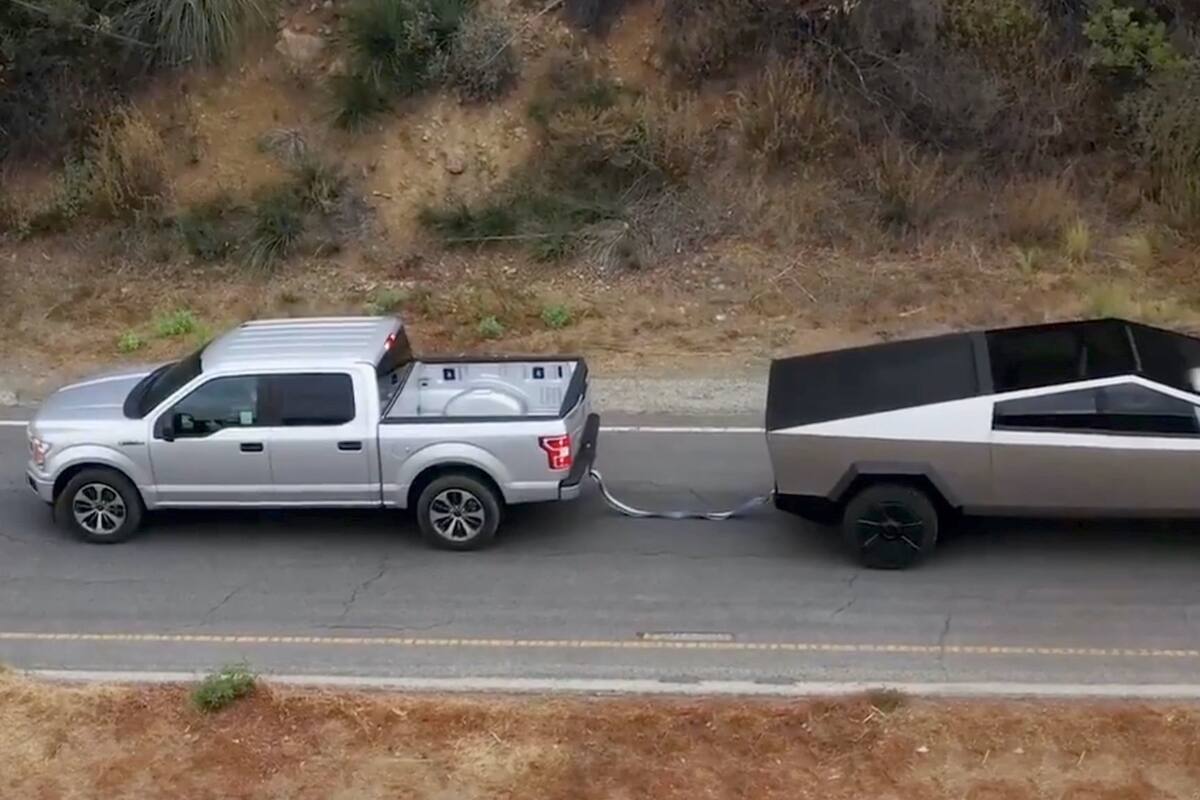 Elon Musk publica video de la Cybertruck jalando un Ford F-150 y causa enojo