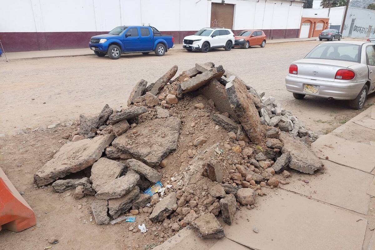 Transitan entre baches y escombro en avenida Ruiz de Ensenada