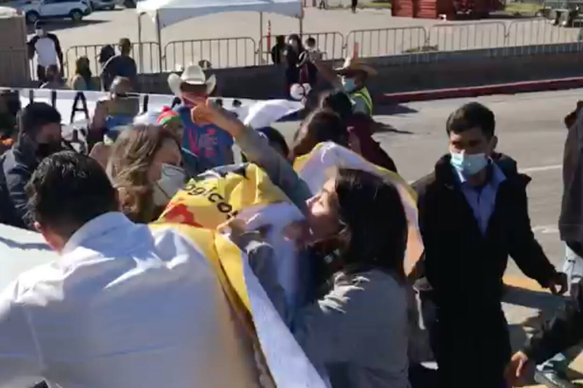 Video viral: Manifestante cachetea a personal de AMLO