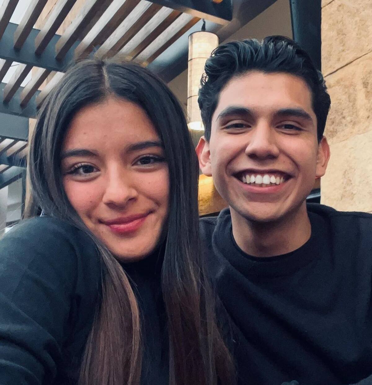Giovani Jasso y su novia Camila.
