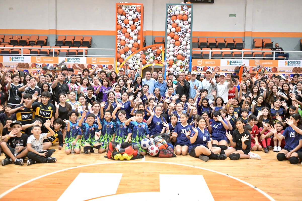 El Ayuntamiento entregó 3 mil 700 balones y artículos para distintas disciplinas, con una inversión de 1.2 millones de pesos. FOTO: X ANTONIO ASTIAZARÁN