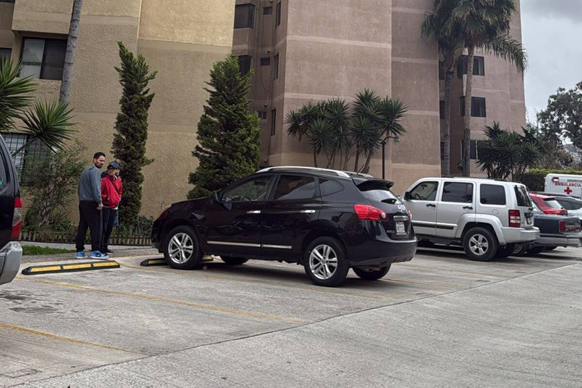 Bomberos atienden a dos personas inconscientes en edificio de la Zona Río