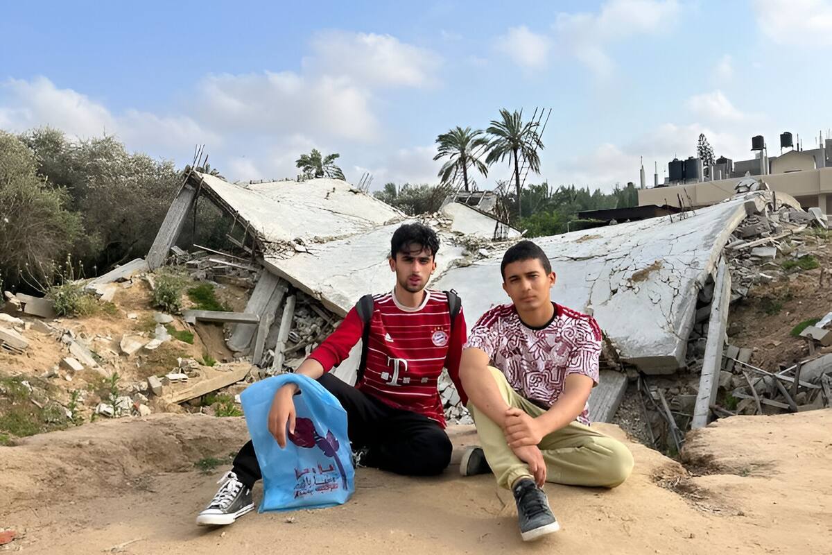 Dos jóvenes palestinos “influencers” documentan su vida en Gaza a través de redes sociales