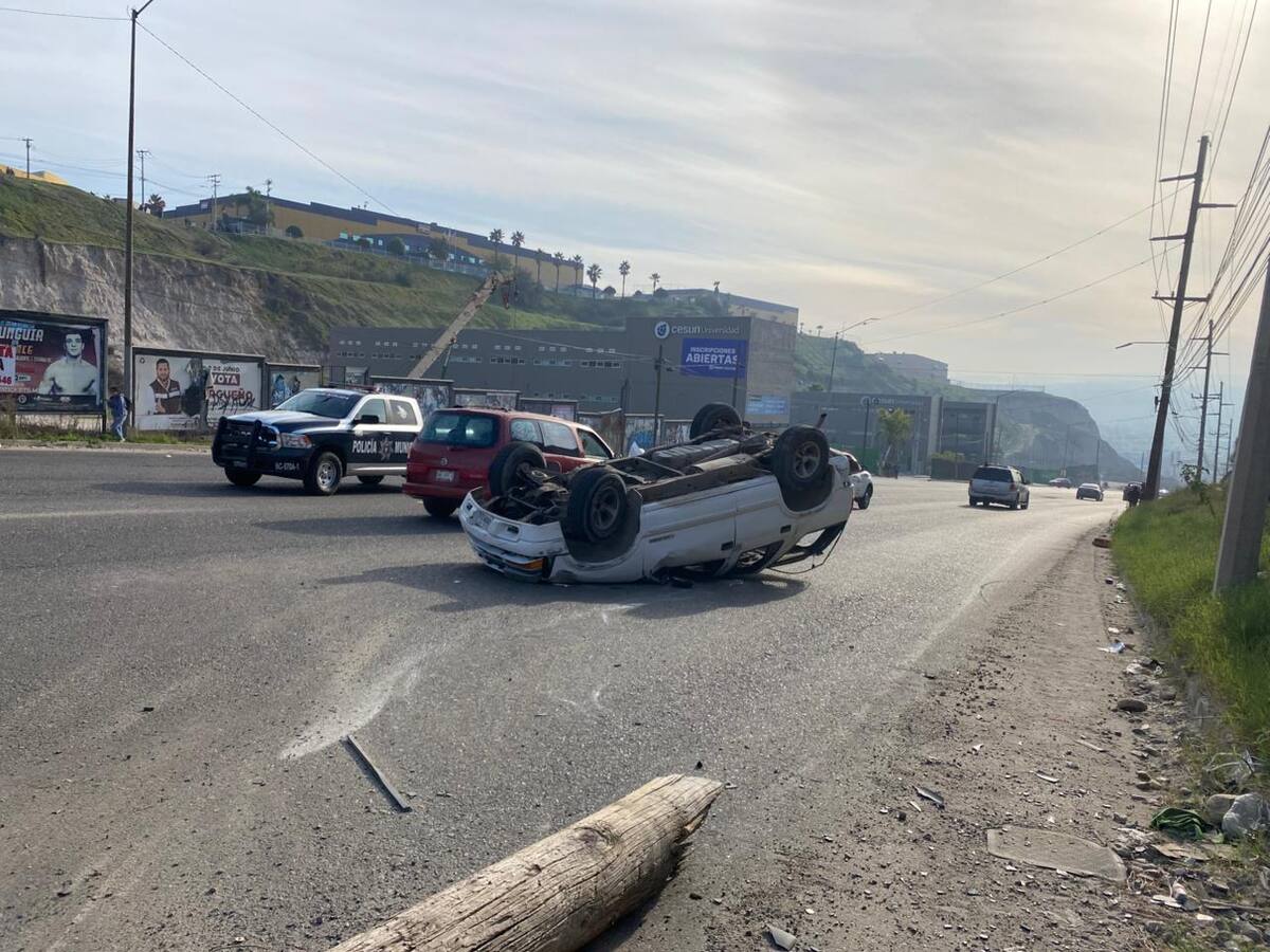 Una pareja de adultos mayores resultó afectada luego de que su camioneta volcara sobre la Calzada Cetys, frente a la universidad Cesun, donde automovilistas se detuvieron para brindar apoyo. Foto: Border Zoom