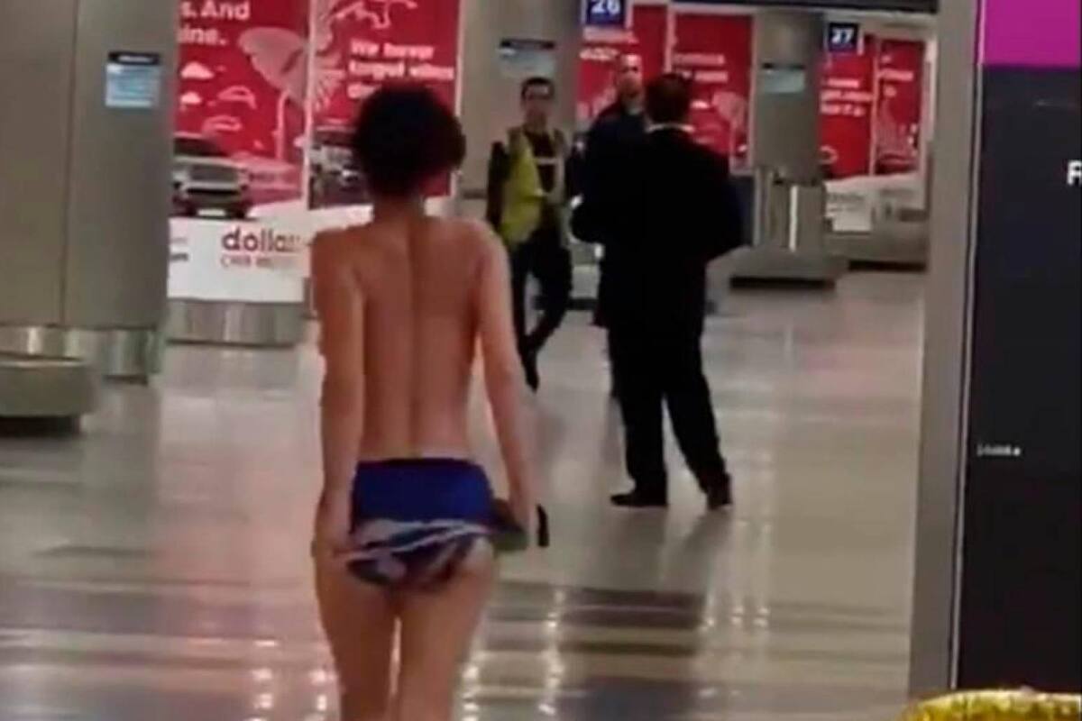 Camina desnuda por aeropuerto de Miami