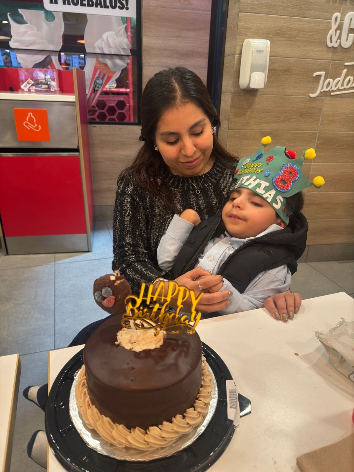 La familia ya se endeudó para costear las cirugías recientes y ahora enfrenta el reto de reunir más dinero. Foto: Cortesía