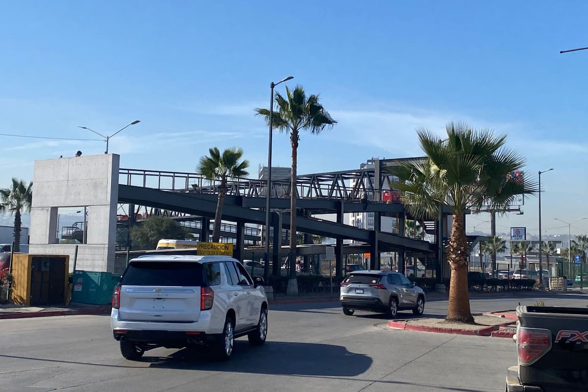 Estiman concluya en enero construcción de puente peatonal en Macroplaza