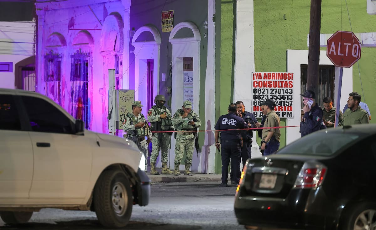 La zona permanece acordonada por elementos de la Agencia Ministerial de Investigación Criminal, personal de Servicios Periciales y la Secretaría de la Defensa Nacional. Foto: Redacción GH