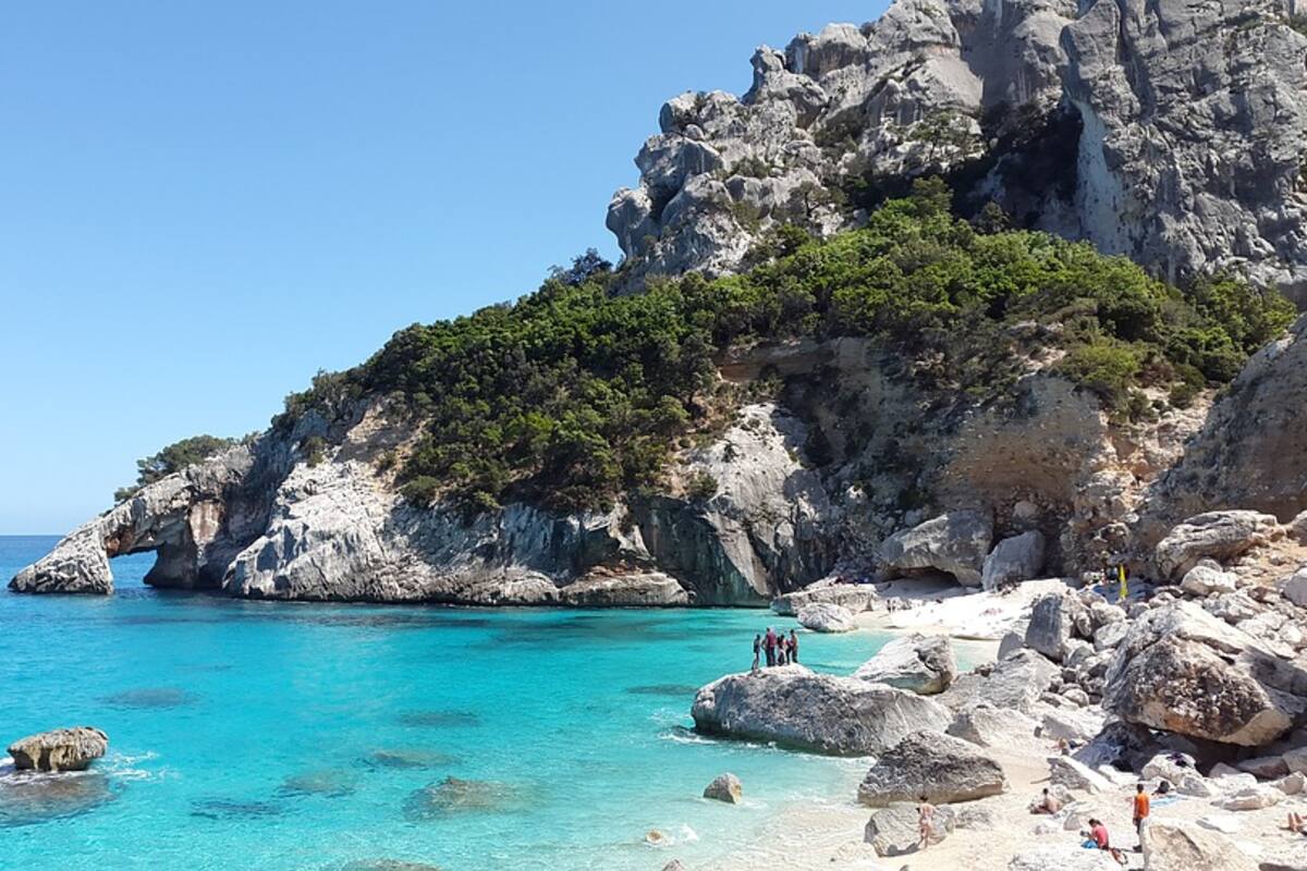 Pareja enfrenta 6 años de prisión por robar arena de playa italiana