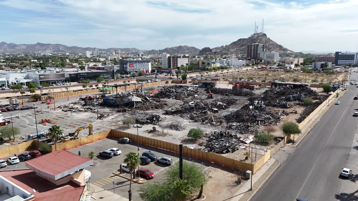 La zona permanece en labores de limpieza y demolición tras los daños ocasionados por el incendio.