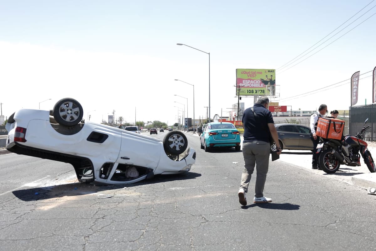 Choque y volcadura entre pickup y motociclista en Gómez Morín deja daños materiales