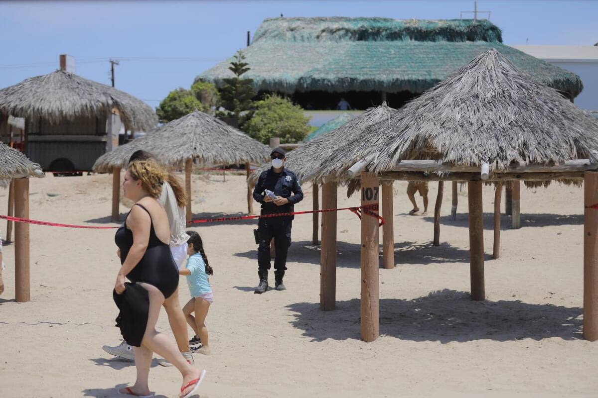 Restringen acceso a área de palapas y carpas en Bahía de Kino