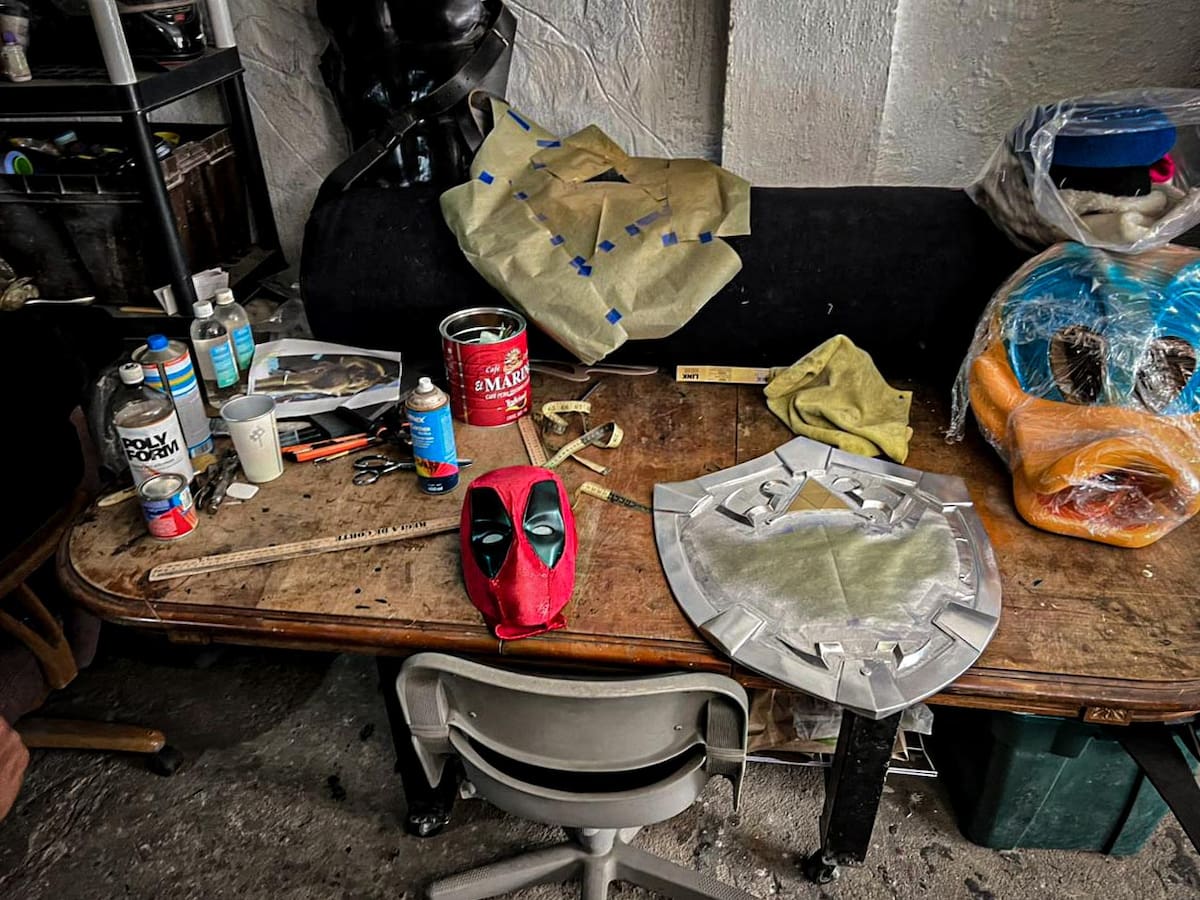 Desde un taller familiar en la colonia Pípila, la familia Cárdenas combina escultura, diseño digital e impresión 3D para fabricar máscaras, armas y piezas inspiradas en la cultura pop, trabajos que han llegado a distintos países. Foto: Leonardo González